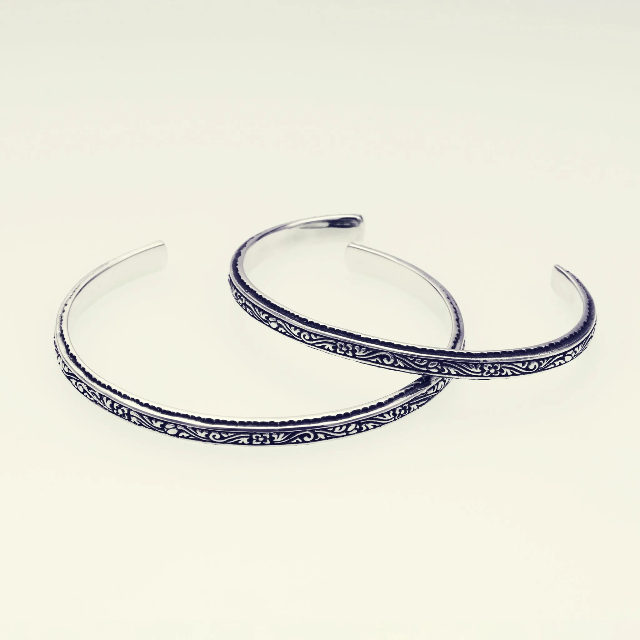 Narrow Ivy Bangle (S) (Antique Finish)